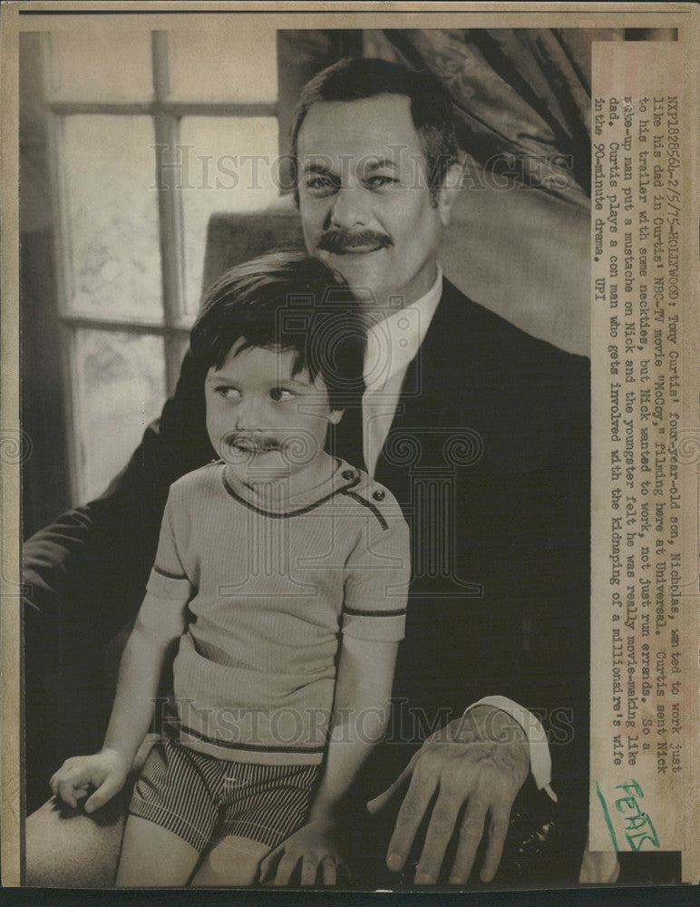 1975 Press Photo Actor Tony Curtis and Son Nicholas in NBC-TV Movie &quot;McCoy&quot; - Historic Images