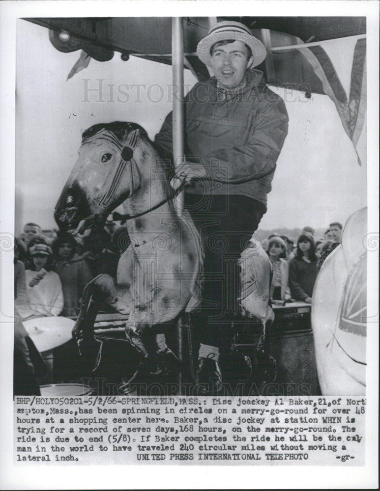 1966 Press Photo Disc Jockey Al Baker Merry Go Round Riding Record - Historic Images