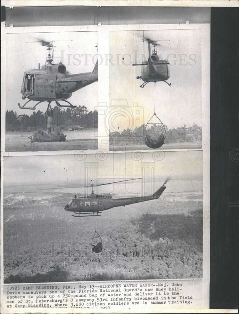 1971 Press Photo Maj. John Davis maneuvers Huey helicopter - Historic Images