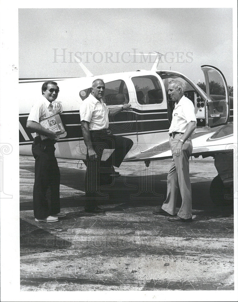 1960 Press Photo Executives of Airport  Pushing New Airport, - Historic Images