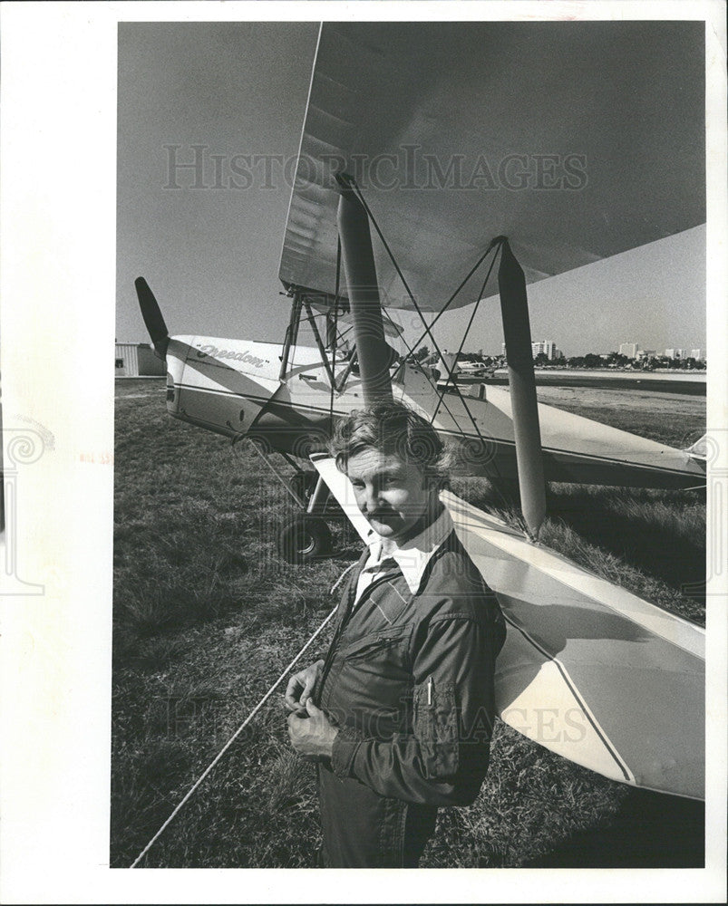 1975 Press Photo Ian Bennie of New Zealand with his DeHavilland Tiger Moth - Historic Images