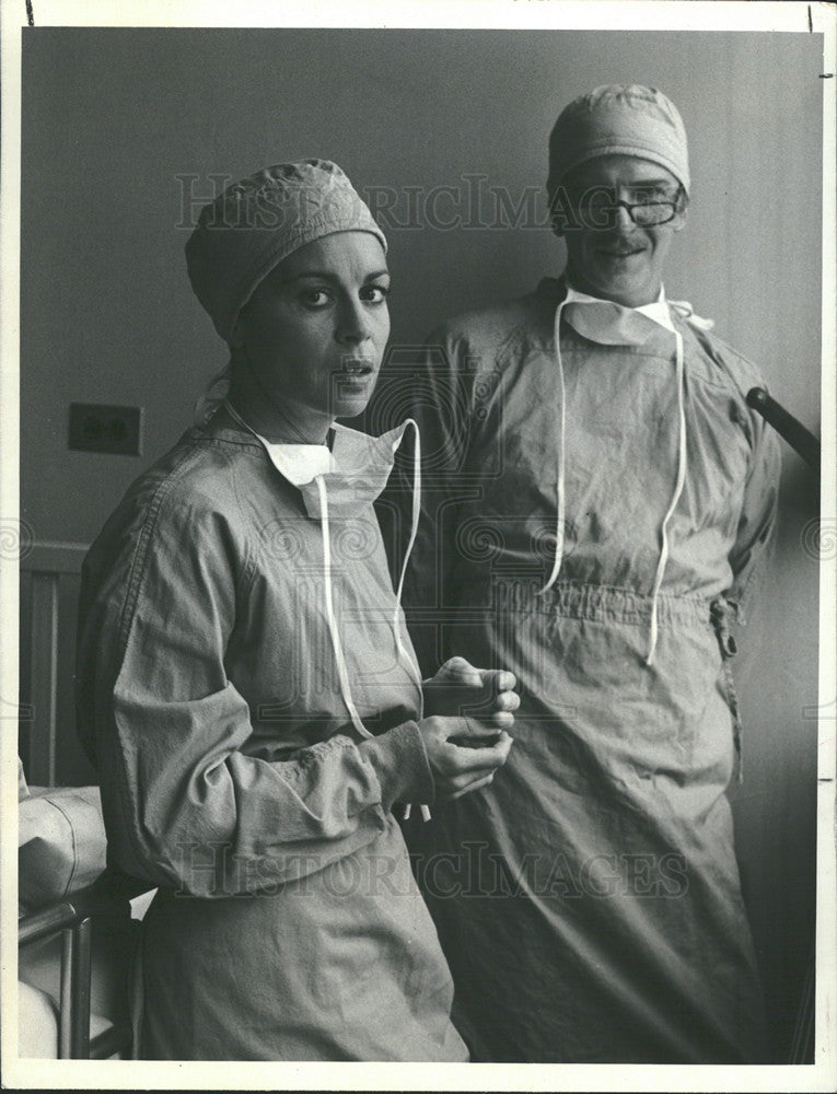 1982 Press Photo Maureen Anderman &amp; Robert Reed in CBS&#39;s &quot;Nurse&quot; - Historic Images