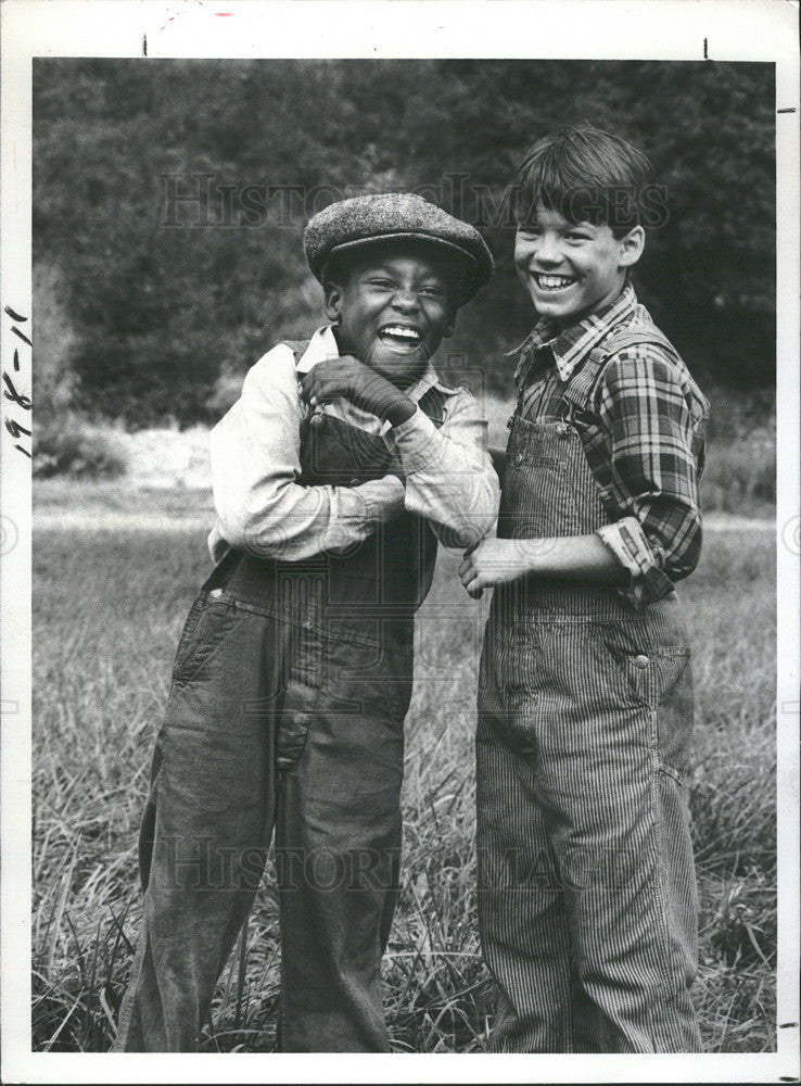 1980 Press Photo Jermaine Johnson &amp; Brian Wilson on &quot;Palmerstown U.S.A.&quot; - Historic Images