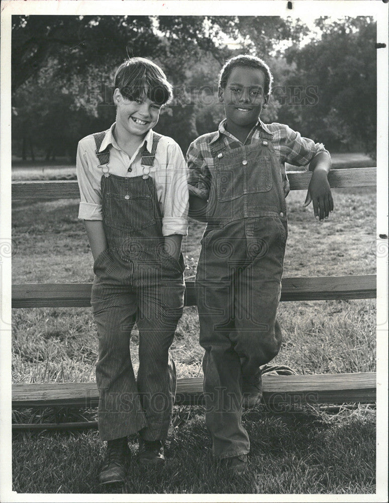 1981 Press Photo Jermaine Johnson &amp; Brian Wilson in &quot;Palmerstown&quot; - Historic Images