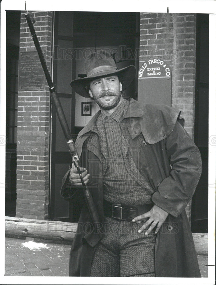 1988 Press Photo Lee Horsley Cowboy Holding Rifle in Paradise on CBS TV - Historic Images