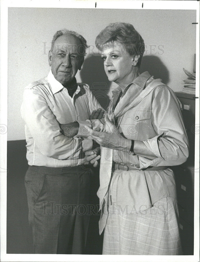 1988 Press Photo Jose Ferrer &amp; Angela Lansbury in &quot;Murder She  Wrote&quot; - Historic Images