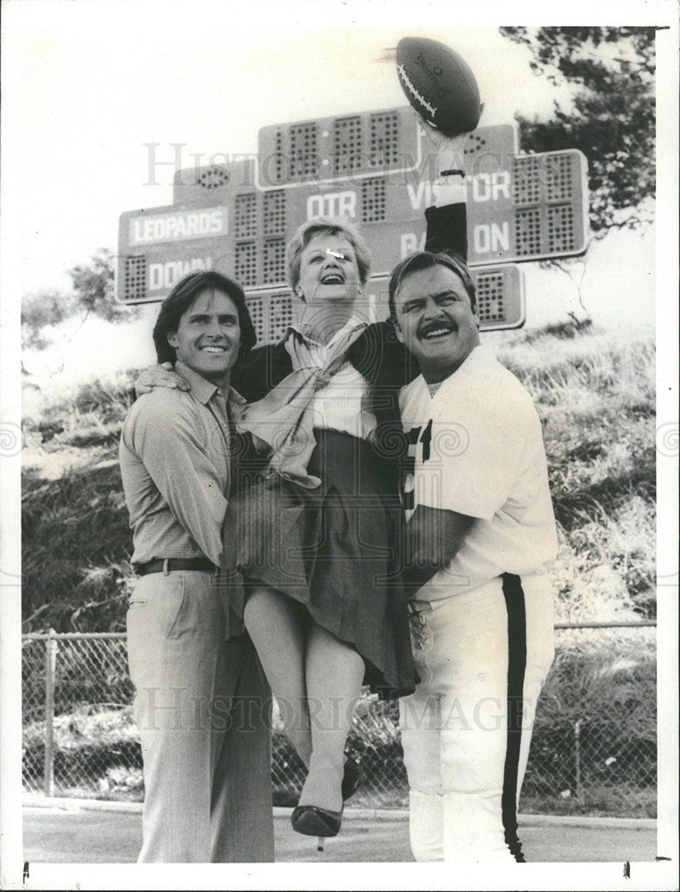 1985 Press Photo Angela Lansbury, Bruce Jenner, Dick Butkis in Murder She Wrote - Historic Images