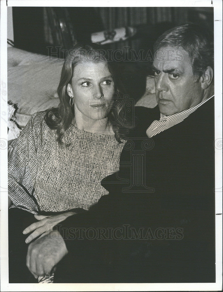 1977 Press Photo Mariette Hartley &amp; Raymond Burr in Kingston Confidential NBC TV - Historic Images