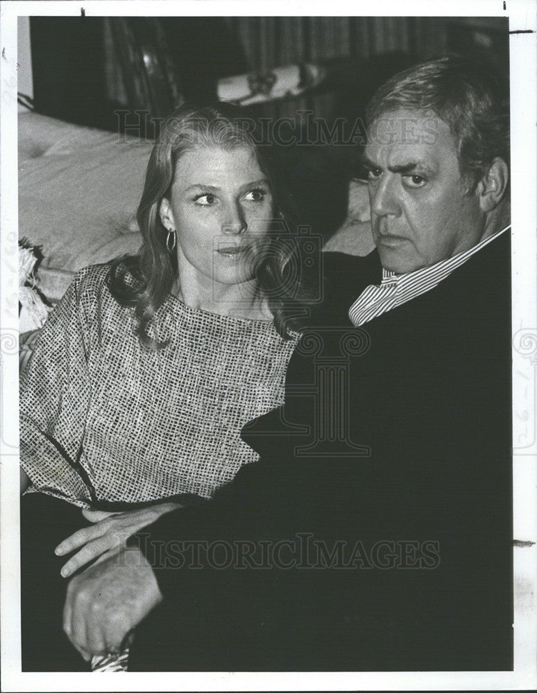 1977 Press Photo Mariette Hartley &amp; Raymond Burr in Kingston Confidential NBC TV - Historic Images