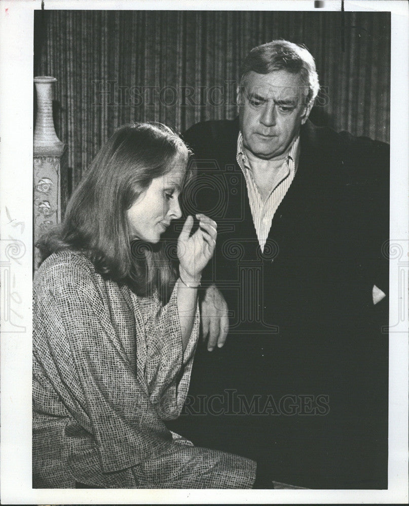 1977 Press Photo Mariette Hartley &amp; Raymond Burr in Kingston Confidential NBC TV - Historic Images