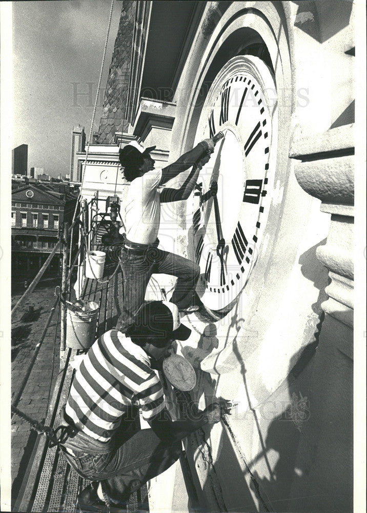 1987 Press Photo Kirk Lewis &amp; Peter Ajan Paint Clock at St Louis  Cathedral - Historic Images