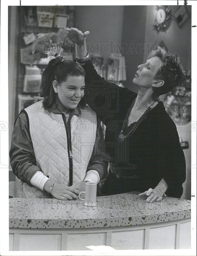 1987 Press Photo Cloris Leachman and Mindy Cohn in &quot;The Facts of Life&quot; - Historic Images