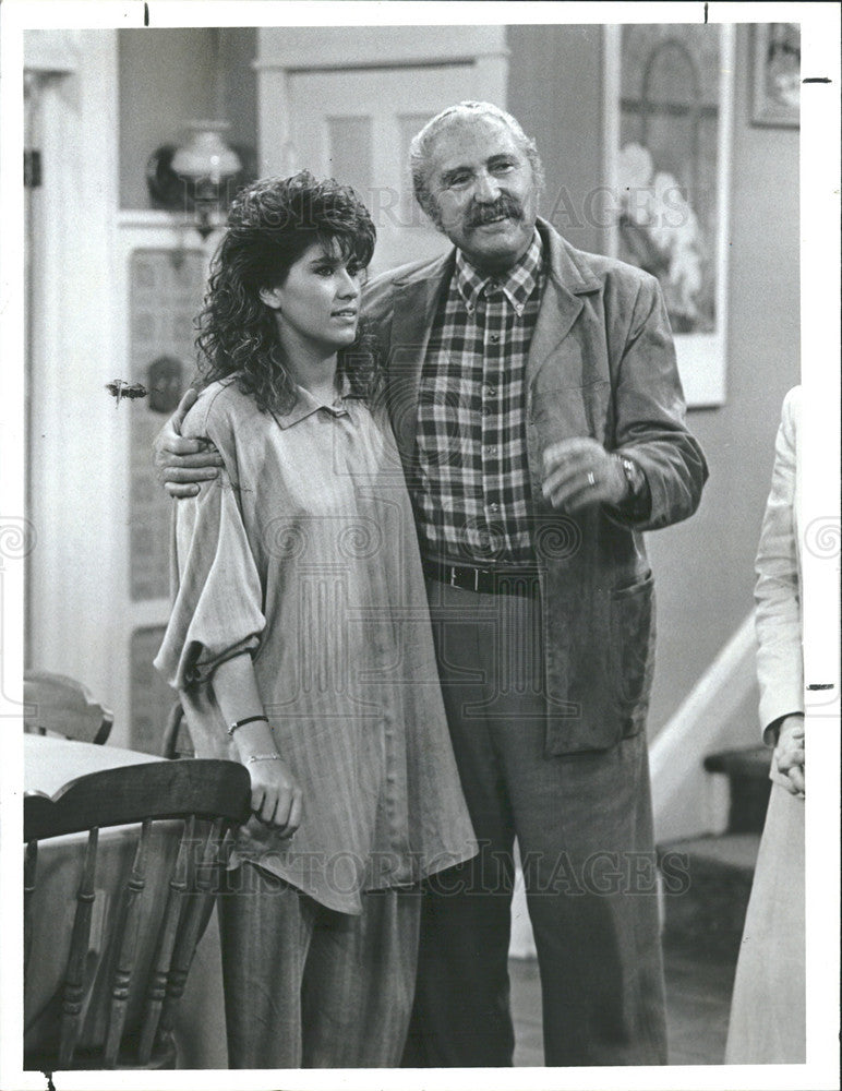 1987 Press Photo Sheldon Leonard and Nancy McKeon in &quot;The Facts of Life&quot; - Historic Images