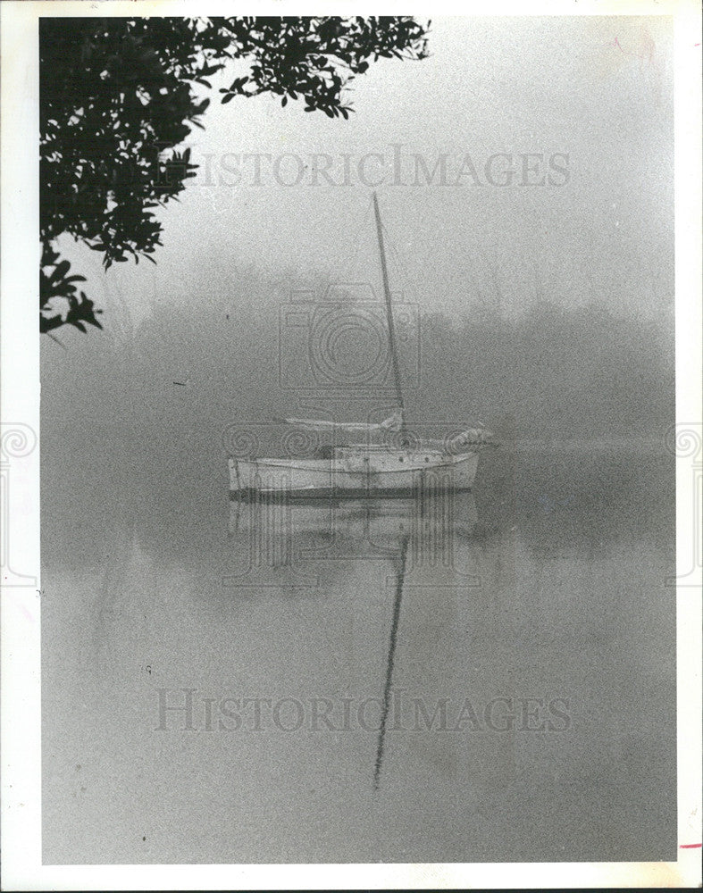 1986 Press Photo Fog Shrouding a Sailboat in Big Bayou, St Petersburg, Florida - Historic Images