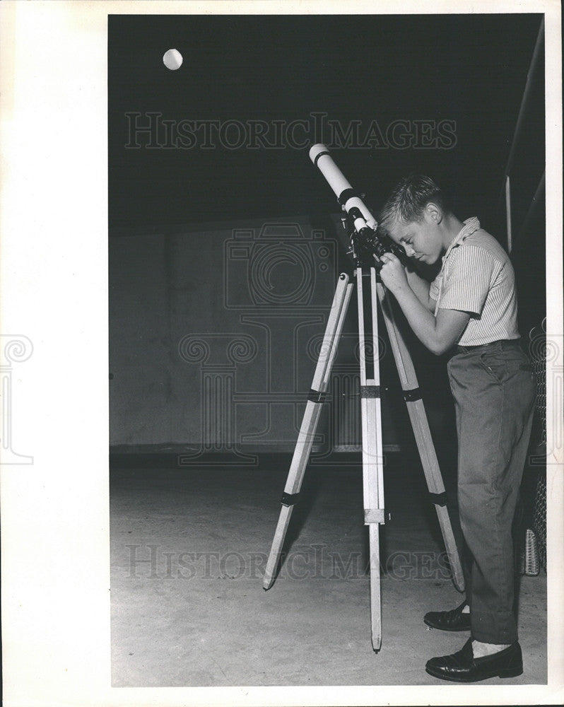 1964 Press Photo Student Billy Mitchell Using A Telescope In St. Petersburg, FL - Historic Images