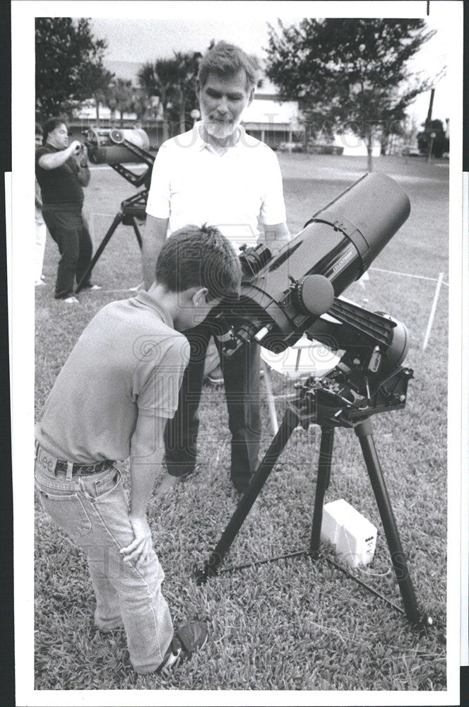 1989 Press Photo Students Watch With Telescope The Voyager At USF Campus - Historic Images