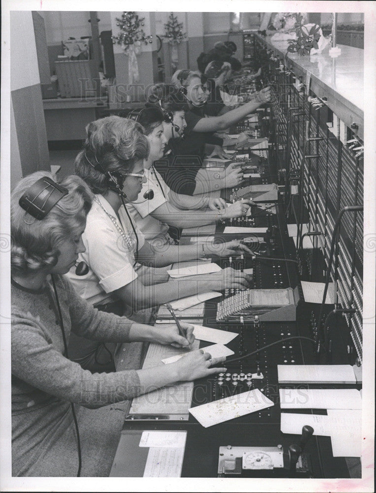 1964 Press Photo Long Distance Operators Busy for the Holiday Season - Historic Images