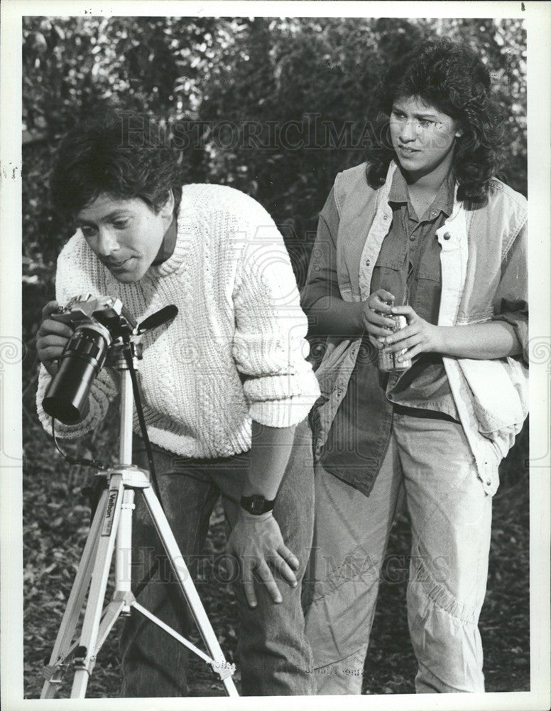 1984 Press Photo Kristoffer Tobori Nancy McKeon Actors Facts Life - Historic Images