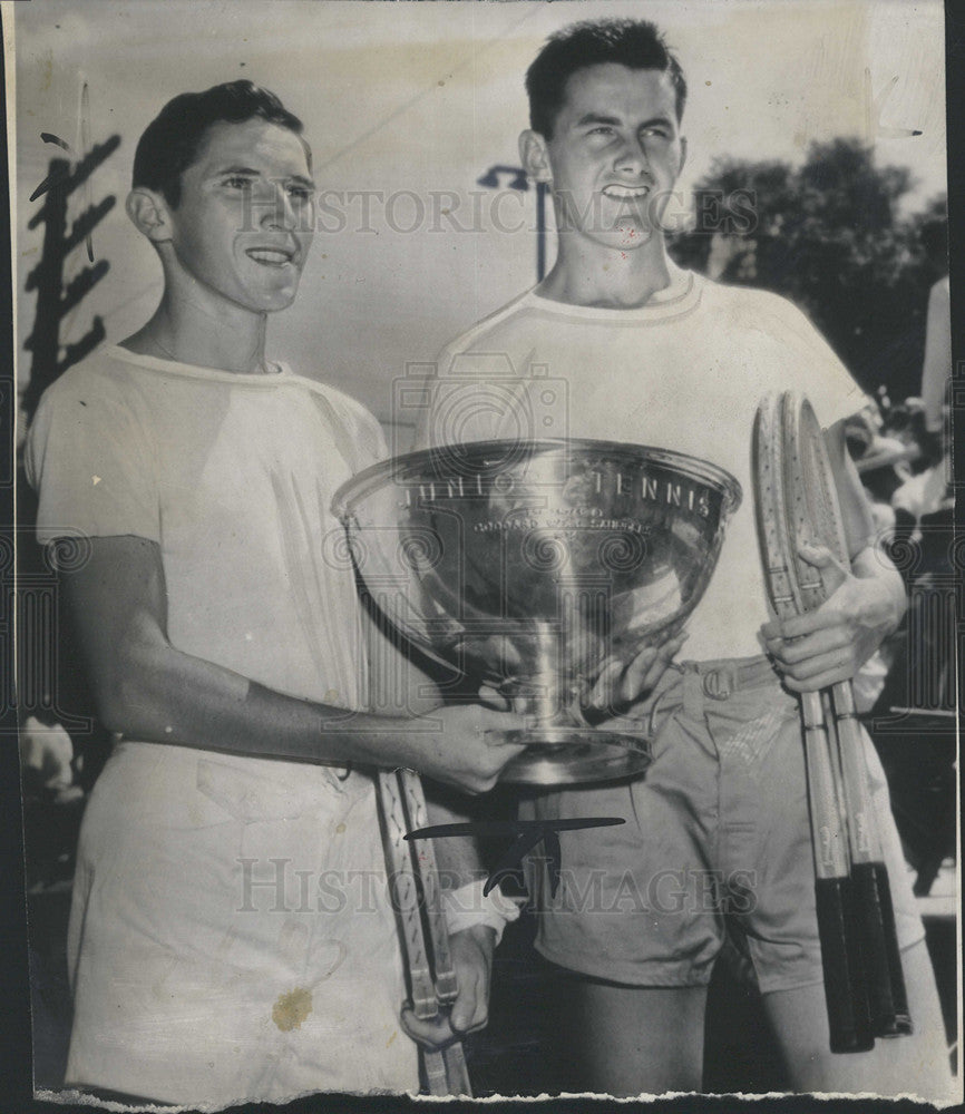 1944 Press Photo Bob Falkenburg Winner And Bernard Bartzen Holds Saunders Bowl - Historic Images