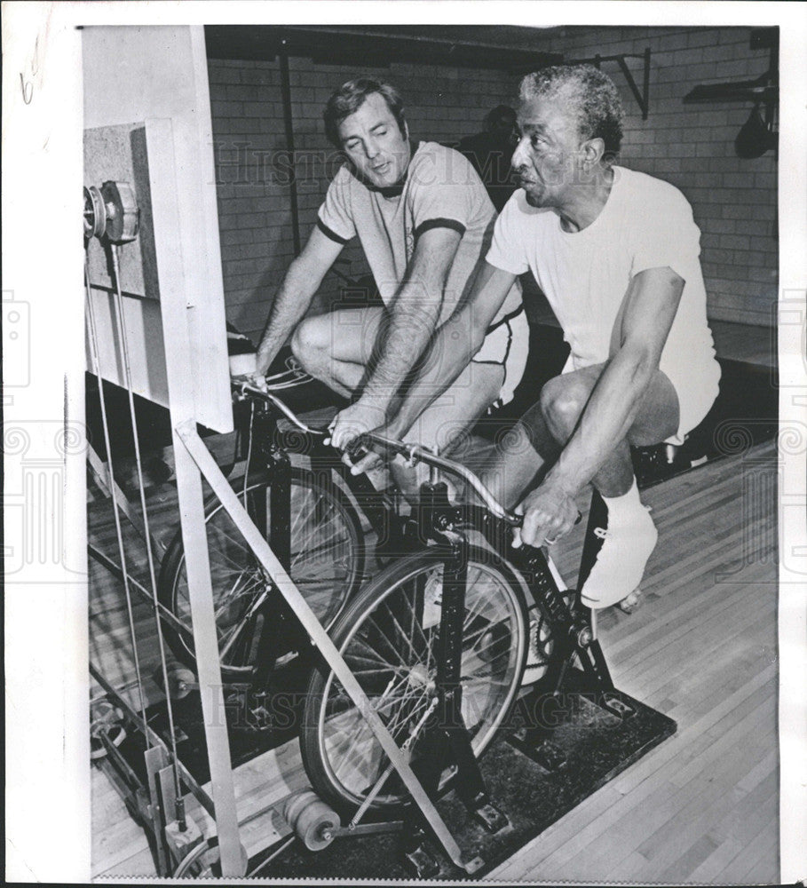 1973 Press Photo Representatives Bob Mathias and Ralp Metcalfe in House Gym - Historic Images