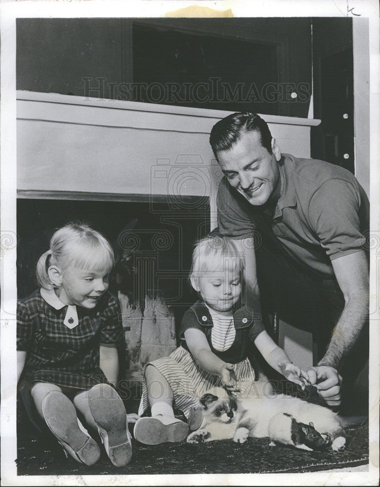 1960 Press Photo Actor Bob Mathias and Daughters Romel and Megan - Historic Images