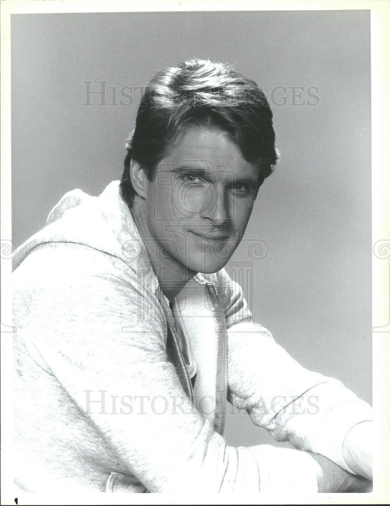 1985 Press Photo Dean-Paul Martin Actor Misfits Science Series Drama - Historic Images