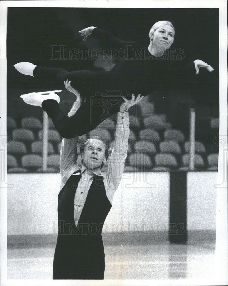 1979 Press Photo Oleg With Ludmilla Protopopov In Air AT Boston garden - Historic Images