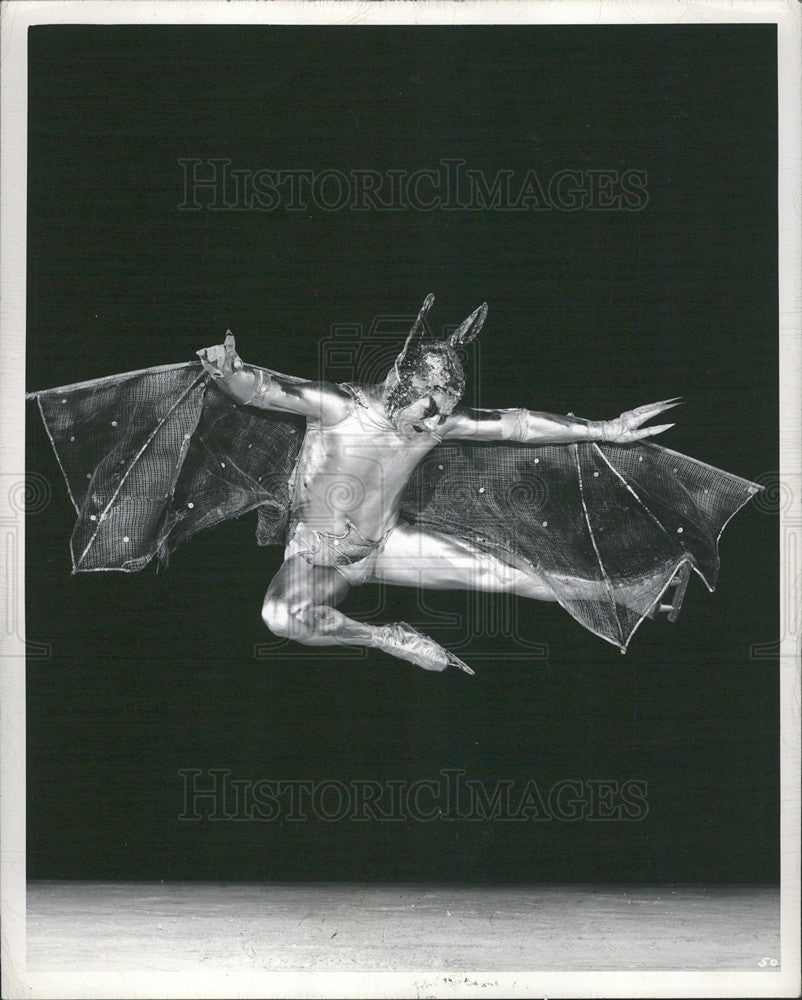 1948 Press Photo Red McCarthy Bat Ice Capades - Historic Images