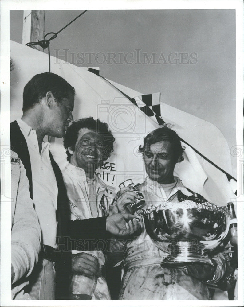 1972 Press Photo August Pabst Presnting Pabst Trophy to George Follmer - Historic Images