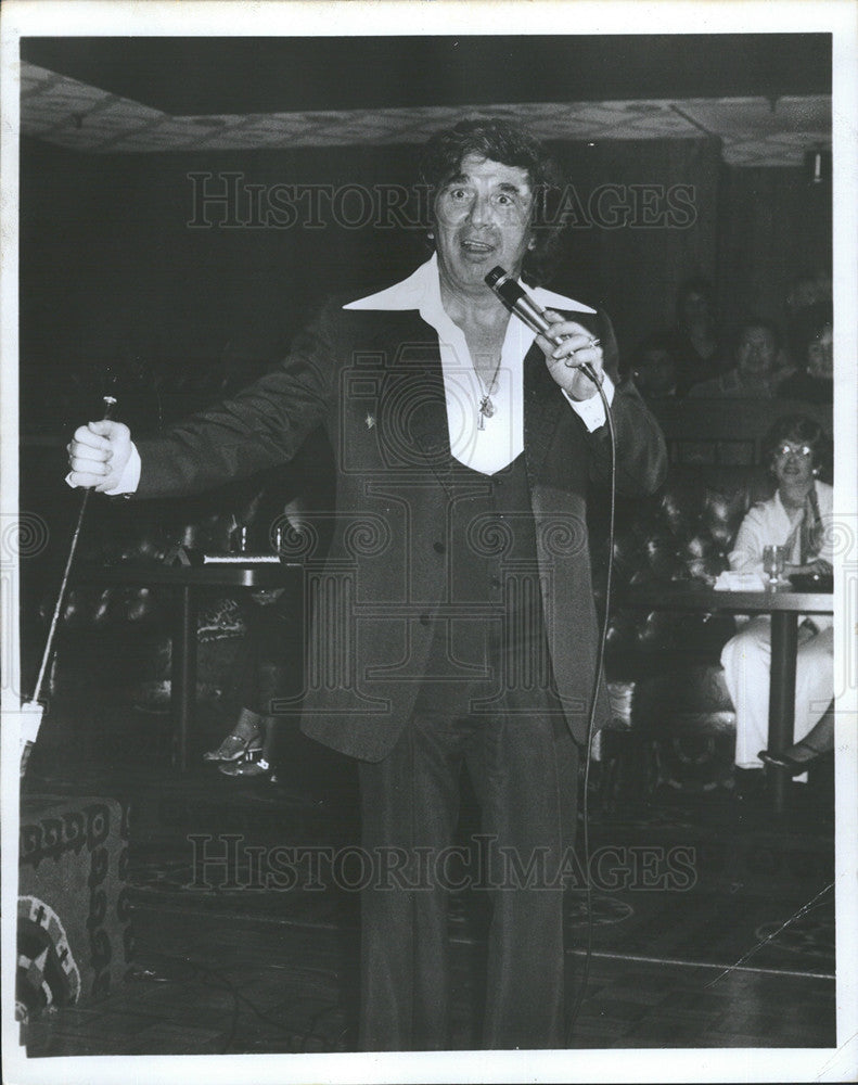 1976 Press Photo Performer Freddie Bell in the Coco Loco Show Lounge - Historic Images