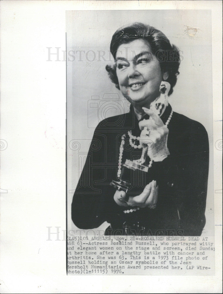 1976 Press Photo Copy of a 1973 Photo of Actress Rosalind Russell with Oscar - Historic Images