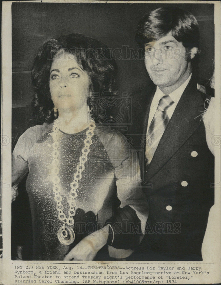 1974 Press Photo Actress Elizabeth Taylor &amp; Friend Harry Wynberg Attend Lorelei - Historic Images