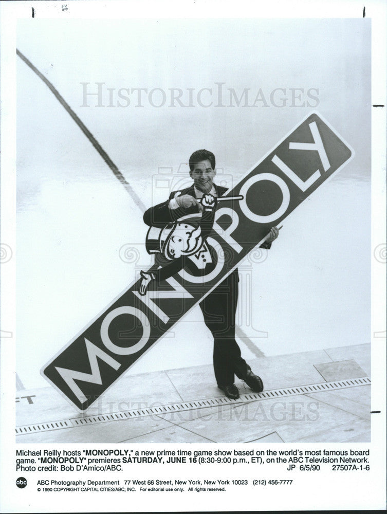 1990 Press Photo Michael Reilly hosts "Monopoly" - Historic Images