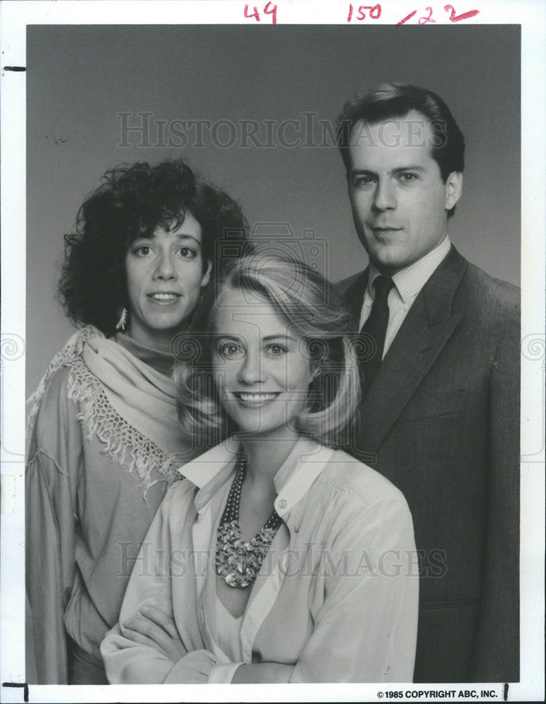 1985 Press Photo  Allyce Beasley,Bruce Willis &amp; Cybil Shepherd in &quot;Moonlighting&quot; - Historic Images