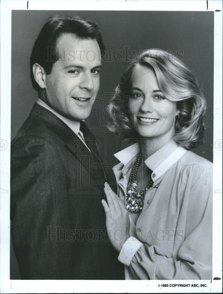 1985 Press Photo  Bruce Willis and Cybil Shepherd in &quot;Moonlighting&quot; - Historic Images