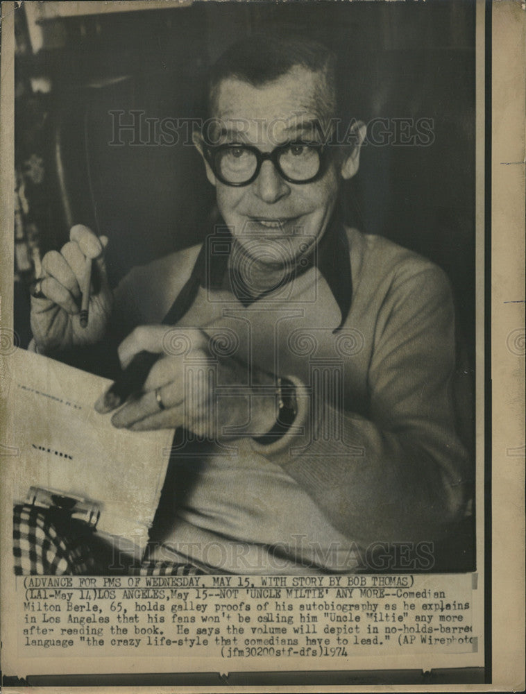 1975 Press Photo Comedian Milton Berle - Historic Images