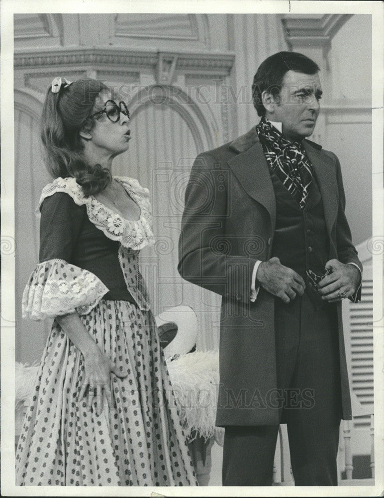 1977 Press Photo Carol Burnett and Ken Berry - Historic Images