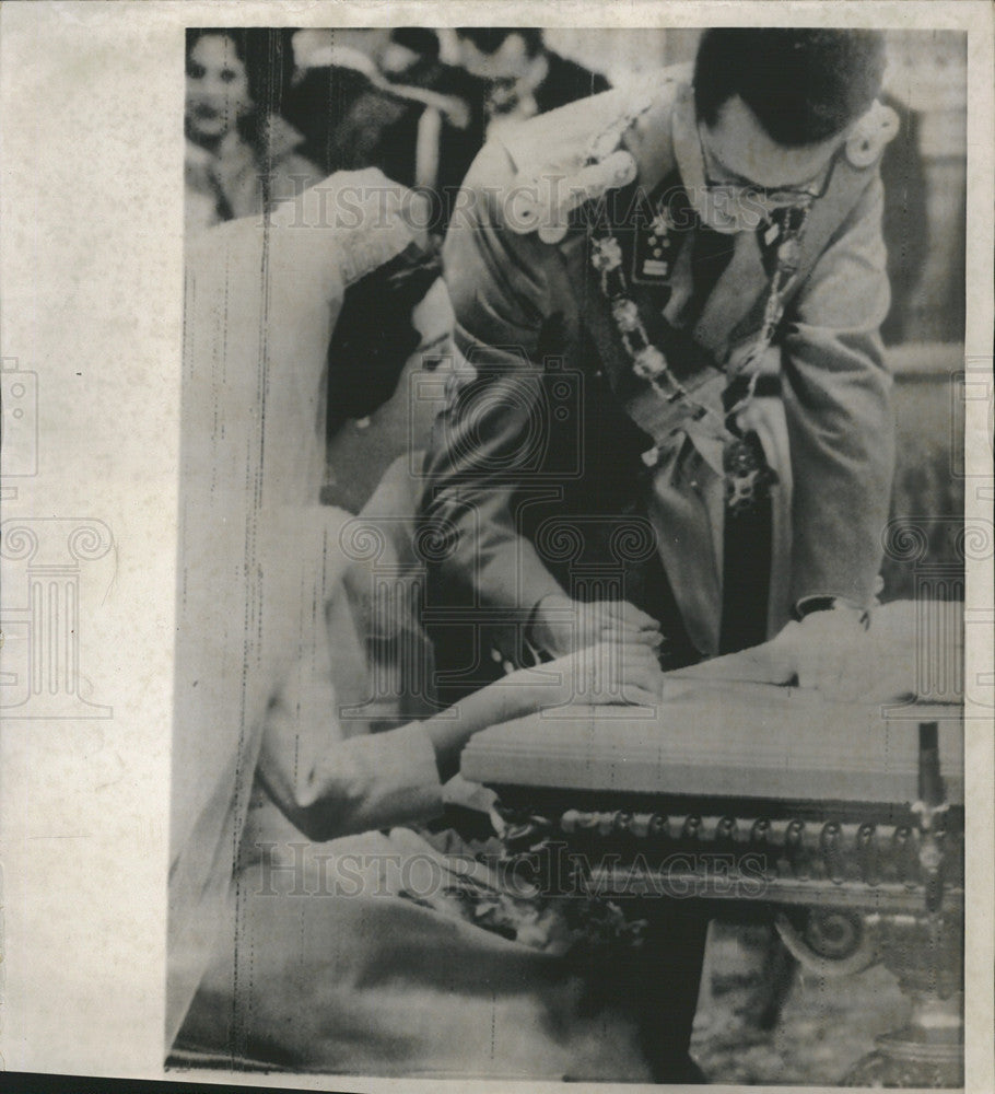 1960 Press Photo King Badouin Belgium Bride Dona Fabiola Signs Wedding Register - Historic Images