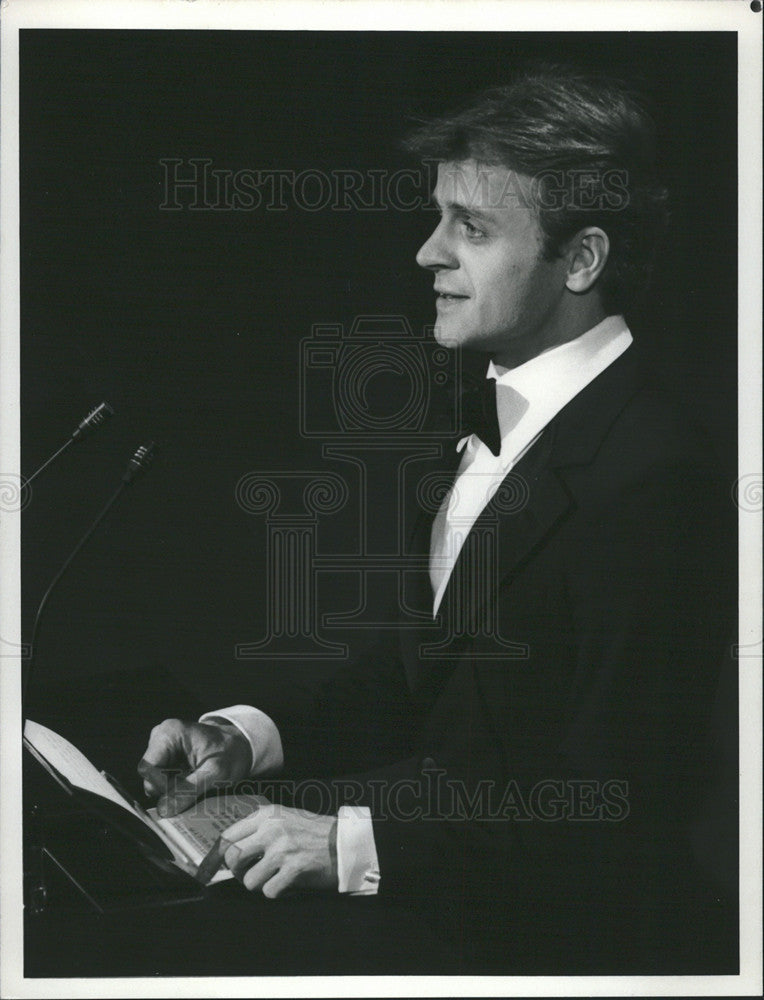 1981 Press Photo Mikhail Bryshnikov Jeriome Robbins&#39; Student Paying Tribute Him - Historic Images