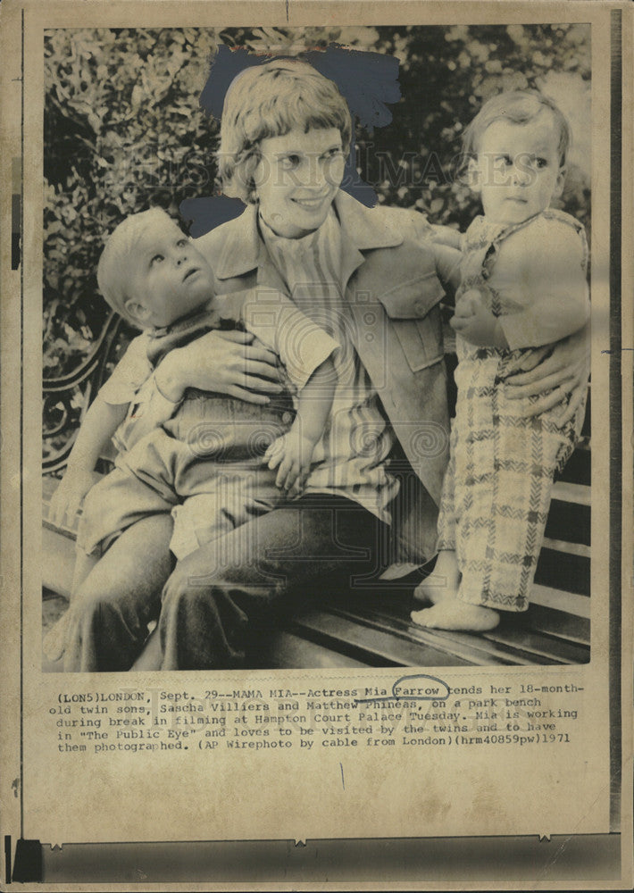 1971 Press Photo Actress Mia Farrow 18 Month Old Twins Sascha Matthew - Historic Images