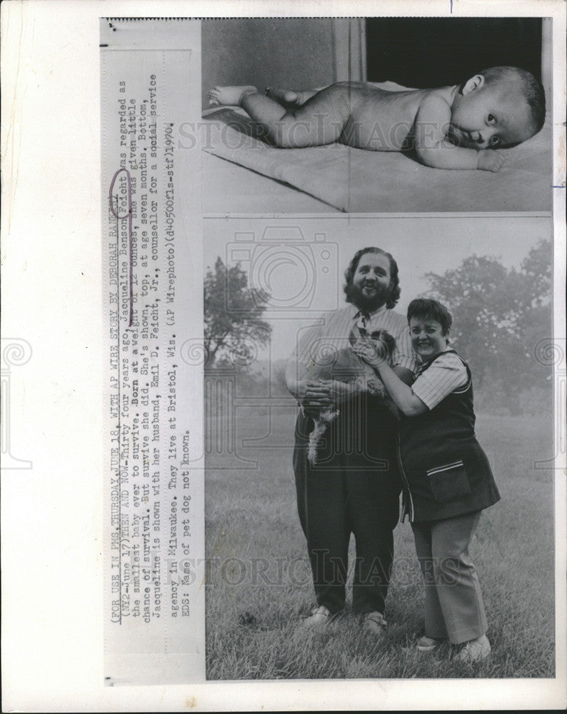 1970 Press Photo Jacqueline Benson Feicht Smallest Baby Survive Husband Emil - Historic Images