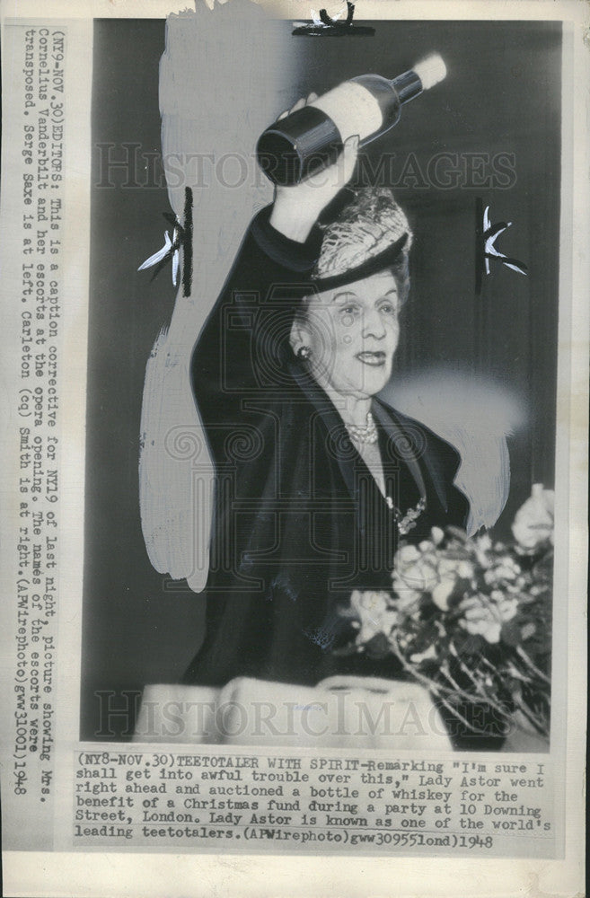 1948 Press Photo Lady Astor Auctions Bottle Of Whiskey At Christmas Benefit - Historic Images