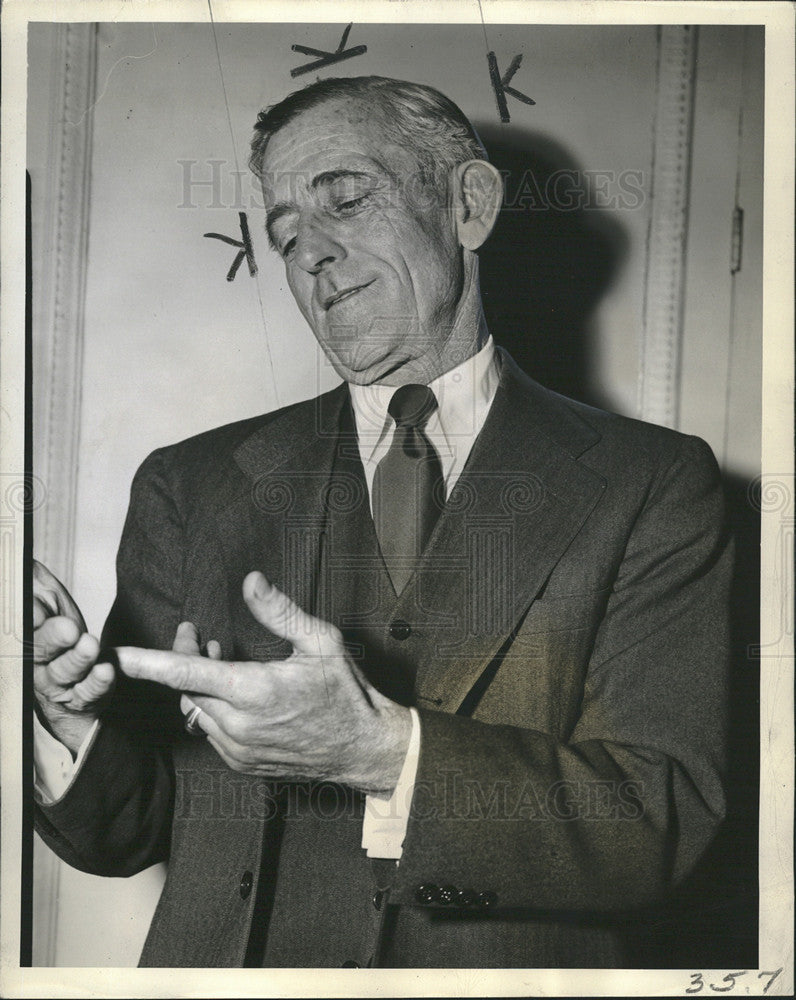 1942 Press Photo Gus Dorais University Of Detroit Head Basketball Coach - Historic Images