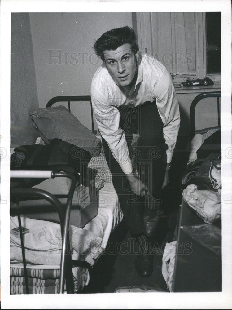 1962 Press Photo Fireman Of Escape Train From eats Germany Hartmut Lichy Refugee - Historic Images