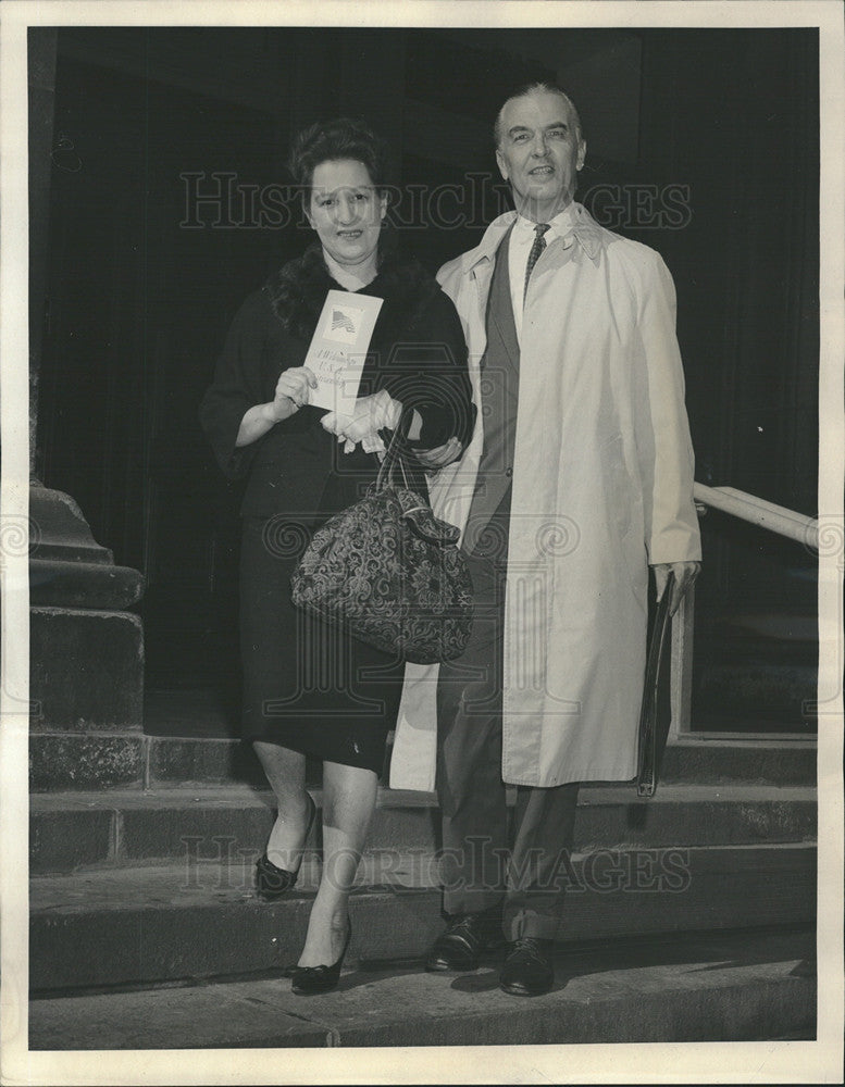 1963. Press Photo Gustave Liken And Wife Barbara At Federal Bldg Become Citizens - Historic Images