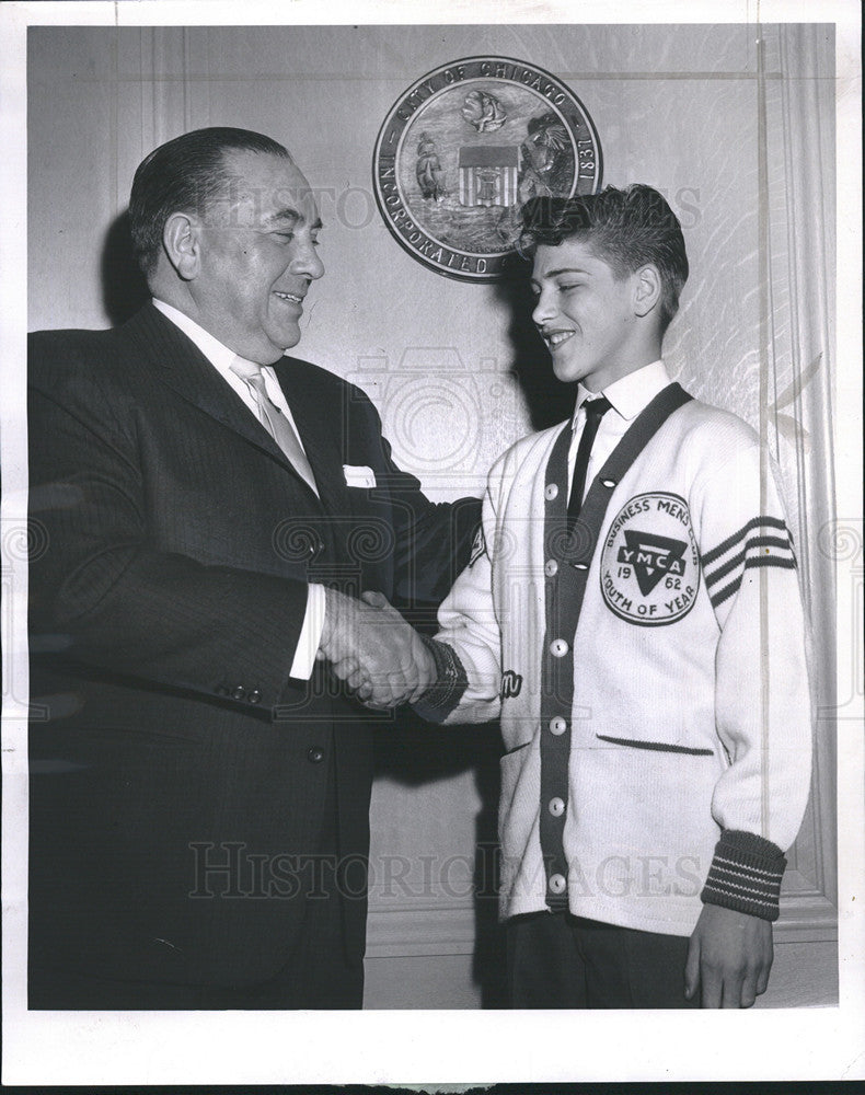 1962 Press Photo Chicago Mayor Daley YMCA Youth Of The Year Winner Glen Light - Historic Images