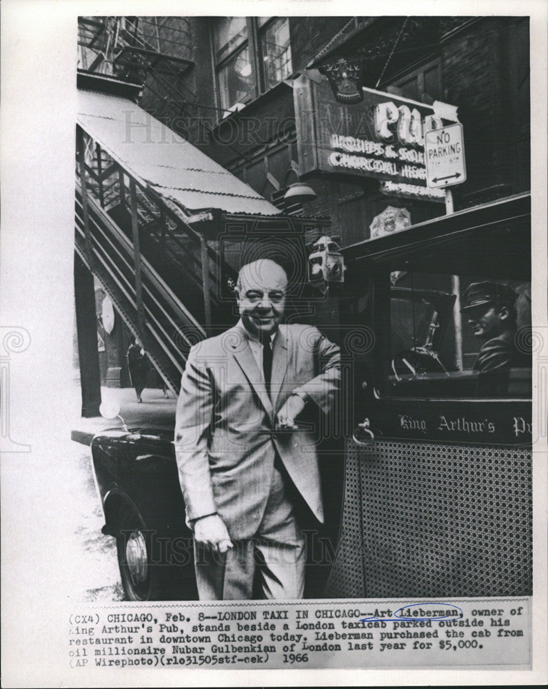 1966 Press Photo Art Lieberman, Owner of King Author's Pub, Chicago, IL - Historic Images