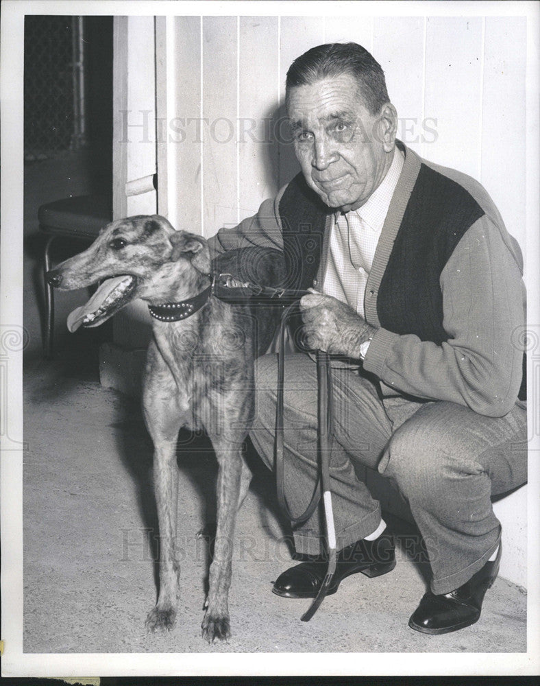 1967 Press Photo Racehound Urbanna and Owner Barney Mullin of the Mullin Kennel - Historic Images