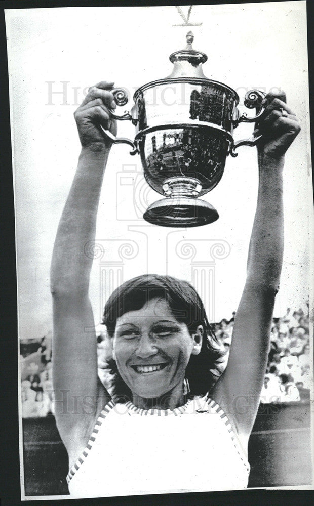 1973 Press Photo Olga Morozova Russian Tennis Player Celebrated Winning Trophy - Historic Images