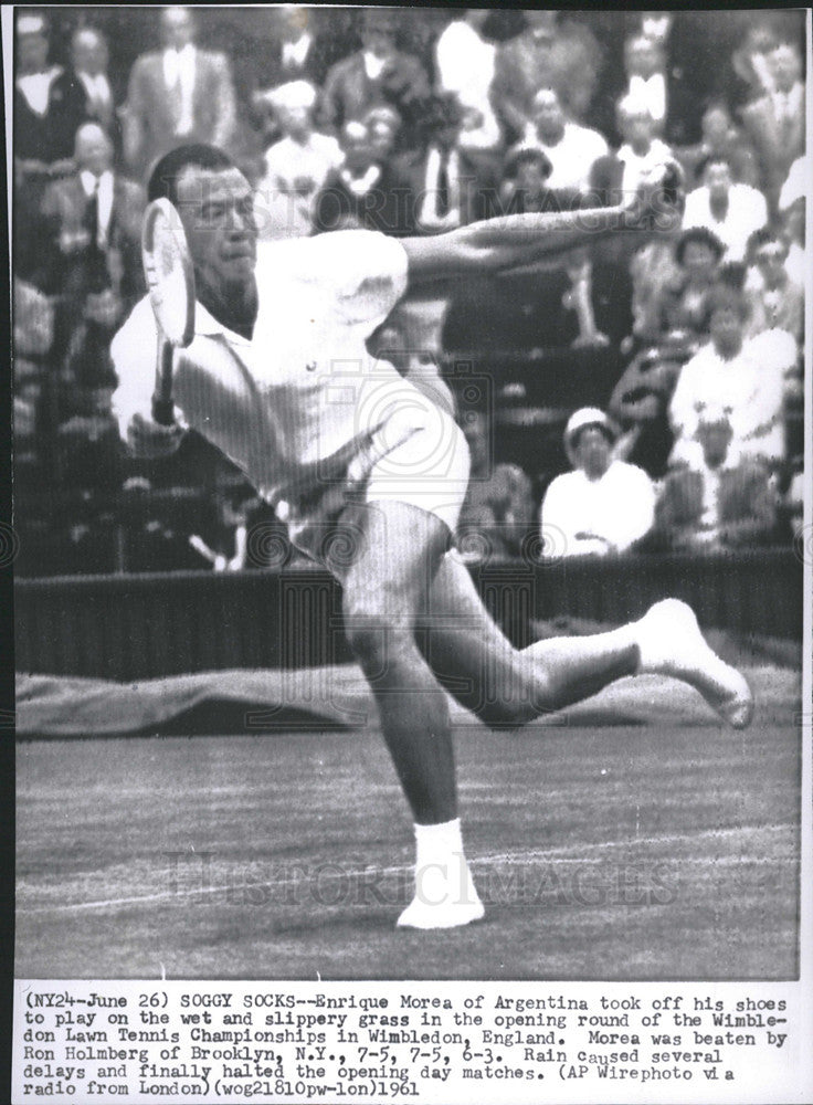 1961 Press Photo Shoeless Enrique Morea of Argentina, Wimbledon Lawn Tennis - Historic Images
